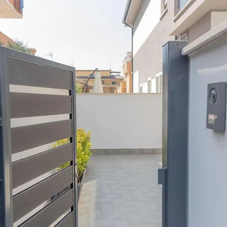 Luda Airport House *