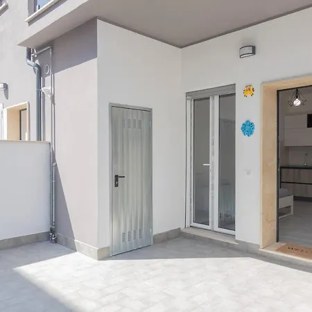 Apartment Luda Airport House